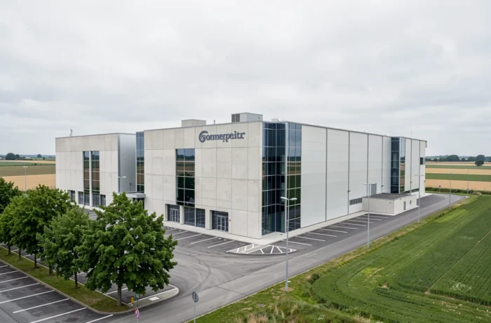 Vue extérieure d'une usine industrielle moderne en Alsace représentant le site de fabrication des bonbons Haribo en France