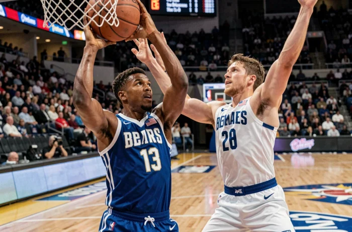 Deux joueurs de basketball en duel sous le panier lors d'un match professionnel en salle